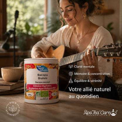 Pot de Bacopa Bio Herboristerie L'ApoTea'Care devant une femme jouant de la guitare pour illustrer la clarté mentale.