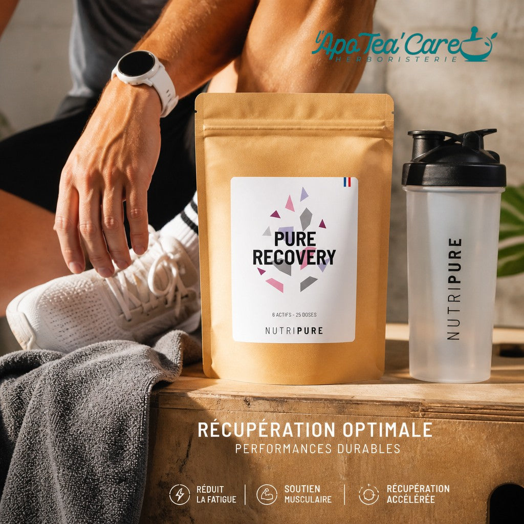 Sachet de poudre de récupération Nutripure Pure Recovery avec shaker sur une caisse en bois chez Herboristerie L'ApoTea'Care