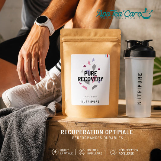 Sachet de poudre de récupération Nutripure Pure Recovery avec shaker sur une caisse en bois chez Herboristerie L'ApoTea'Care