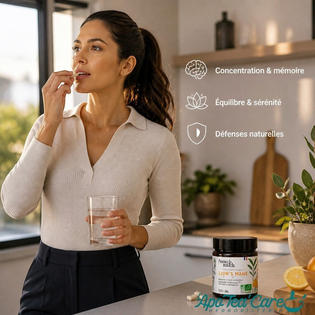 Femme prenant un complément Herboristerie L'ApoTea'Care French Mush Lion's Mane bio dans une cuisine lumineuse
