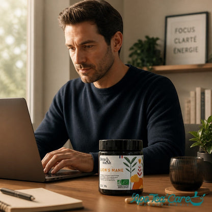 Homme travaillant sur ordinateur avec le pot de poudre de Lion's Mane Bio French Mush Herboristerie L'ApoTea'Care