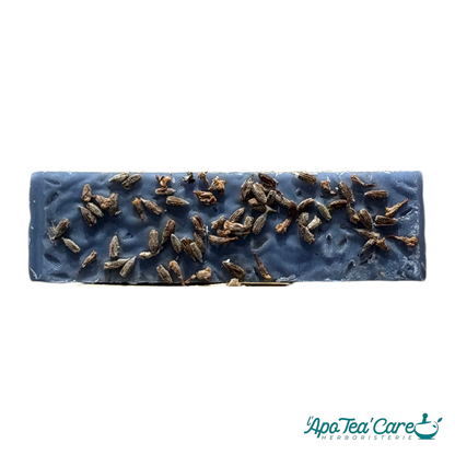 Savon artisanal Fleur de Sud Lavandin – vue de dessus avec fleurs de lavande bio incrustées sur savon bleu ardoise- L'ApoTea'Care Herboristerie